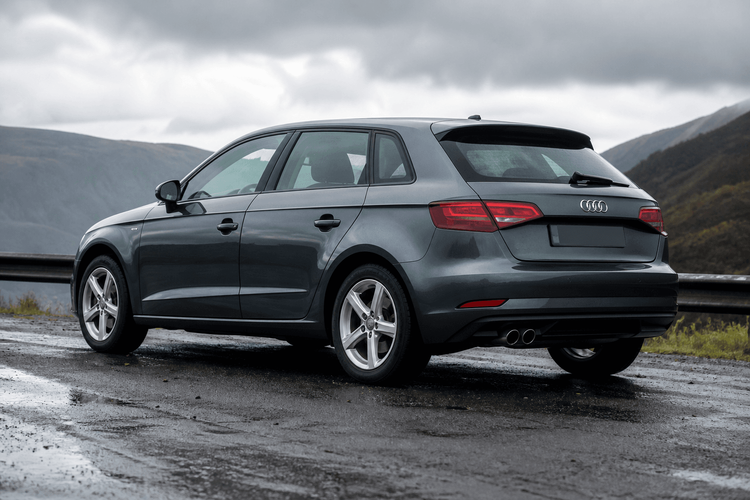 Audi A3 8V gris en carretera de montana mojada