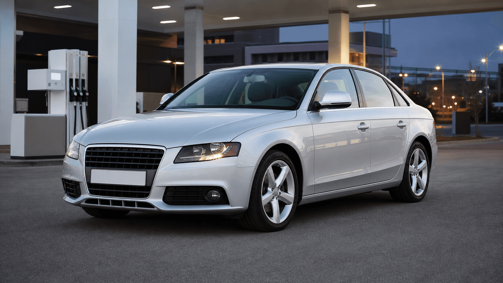 Audi A4 B8 gasolina TFSI plateado en una gasolinera moderna