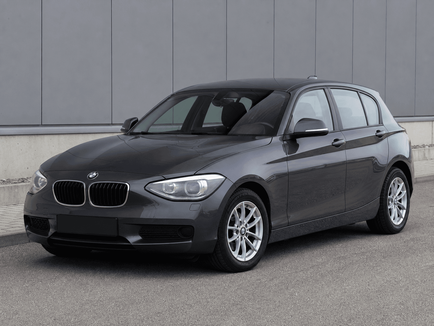 BMW Serie 1 F20 116i o 118i N13 en vista delantera tres cuartos