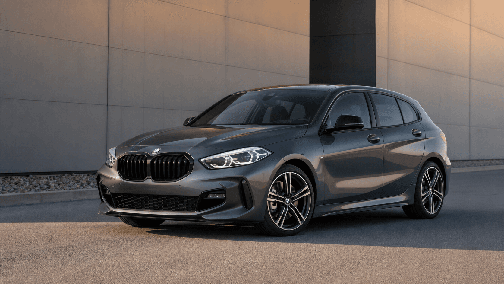 BMW compacto usado en una escena editorial