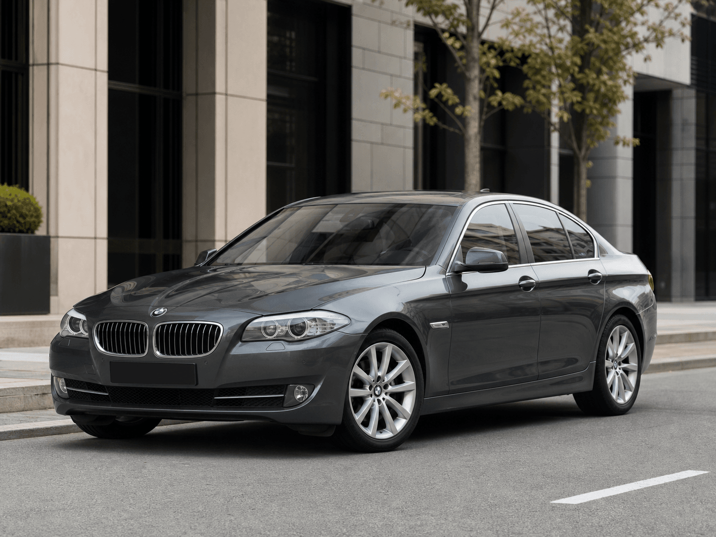 BMW Serie 5 F10 520i o 528i N20 en una avenida urbana