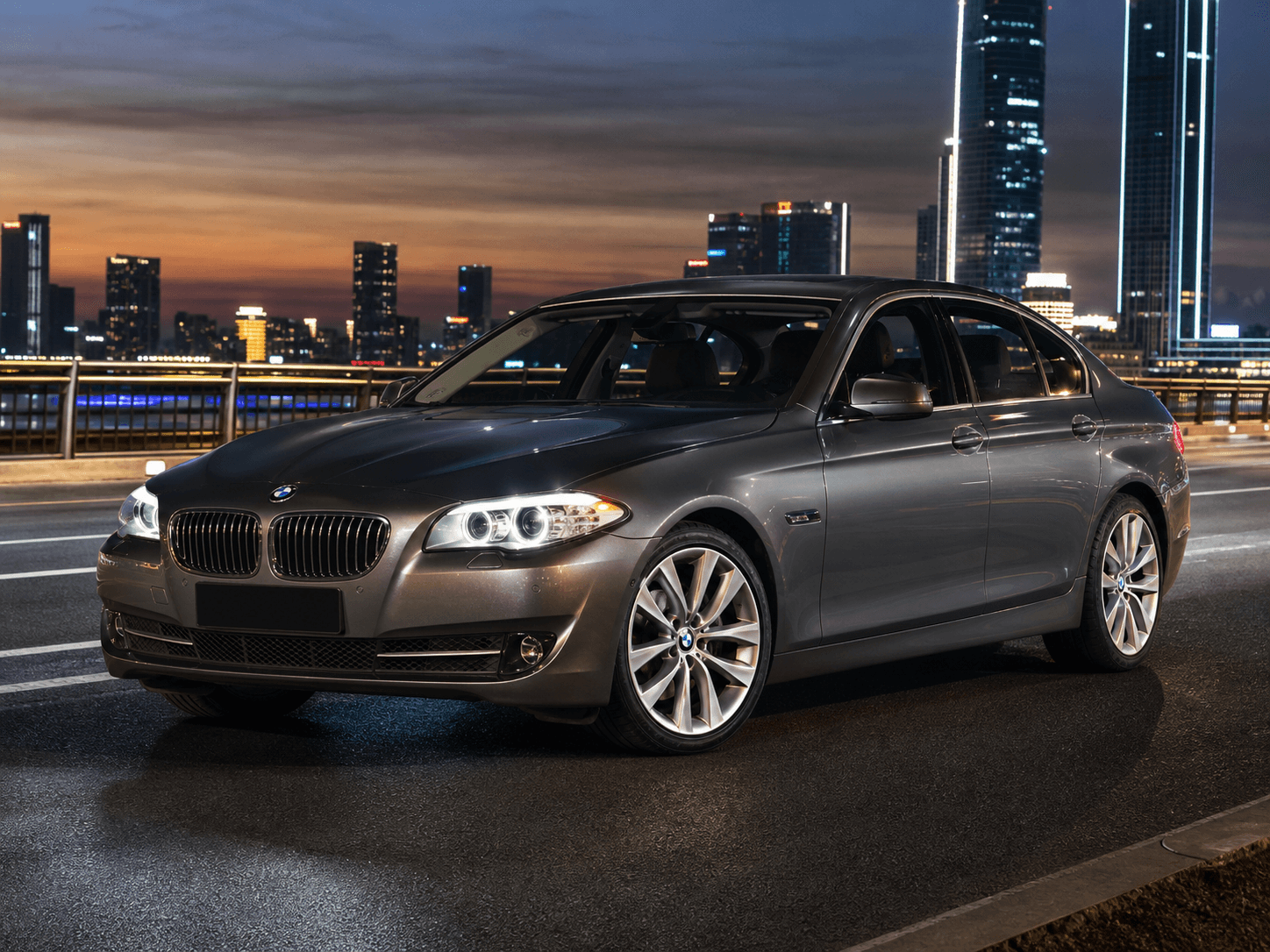 BMW Serie 5 F10 530d o 535d N57 de noche en ciudad