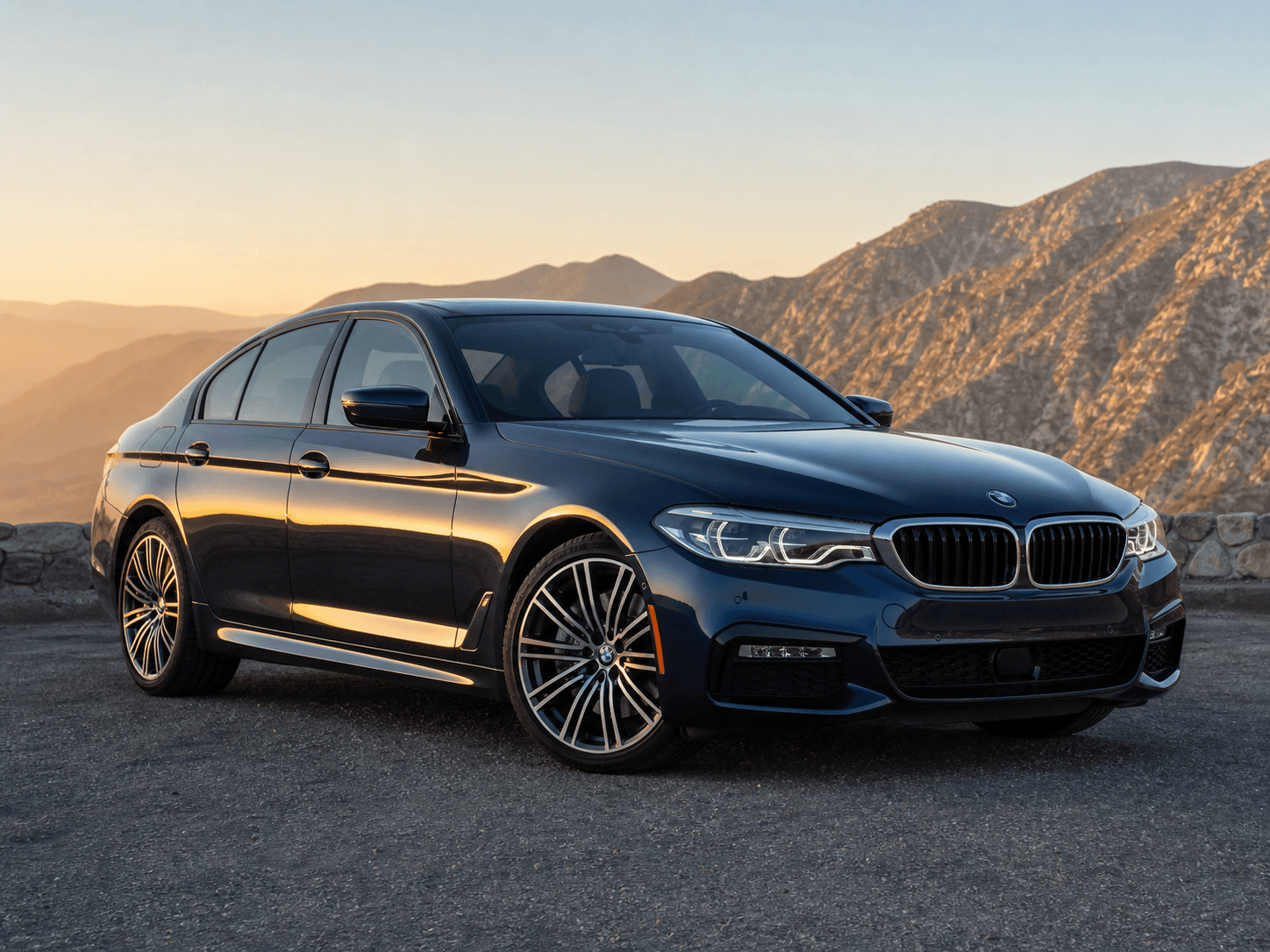 BMW Serie 5 G30 540i B58 en carretera de montana al atardecer