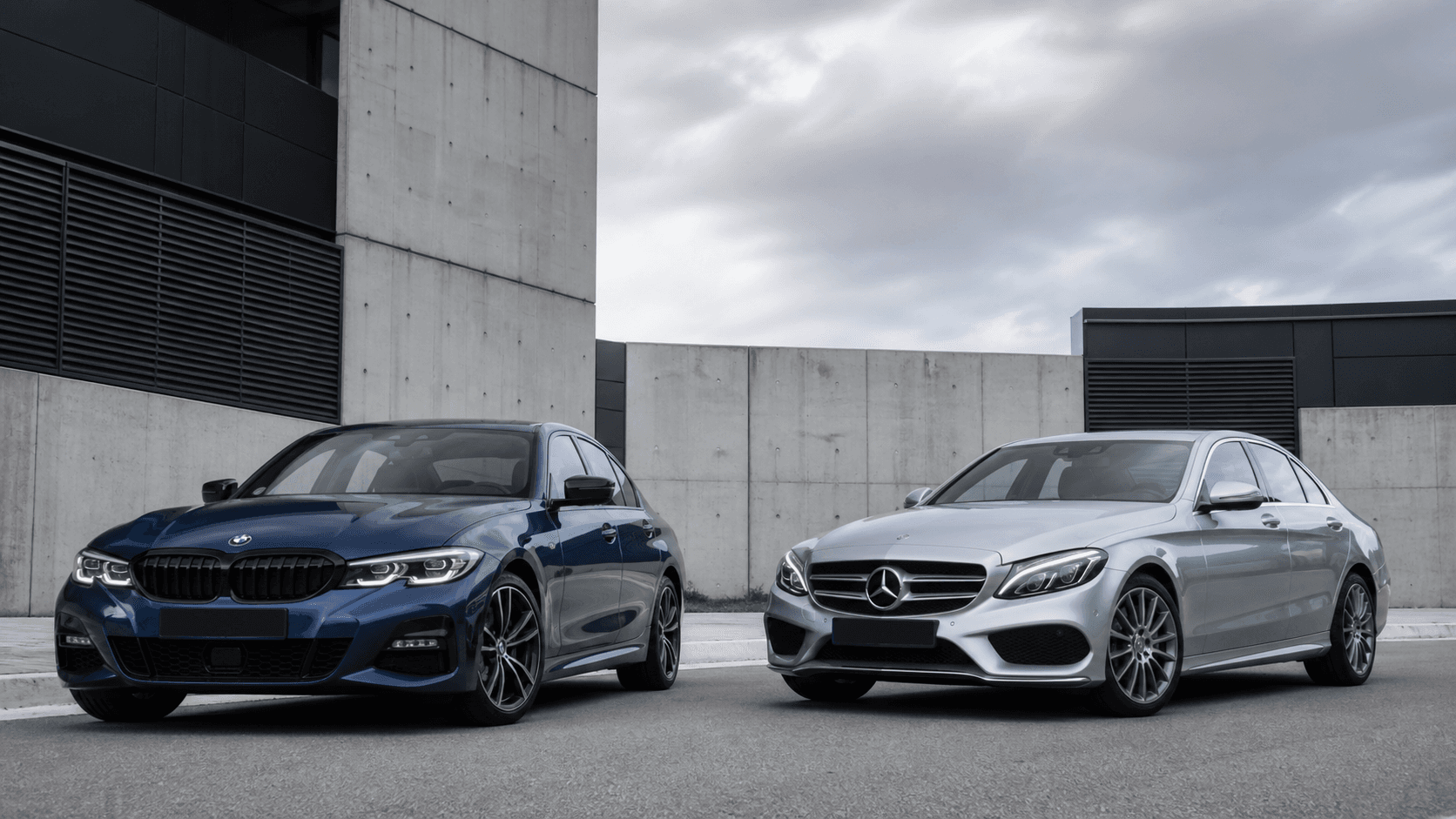 BMW Serie 3 G20 azul frente a Mercedes Clase C usado