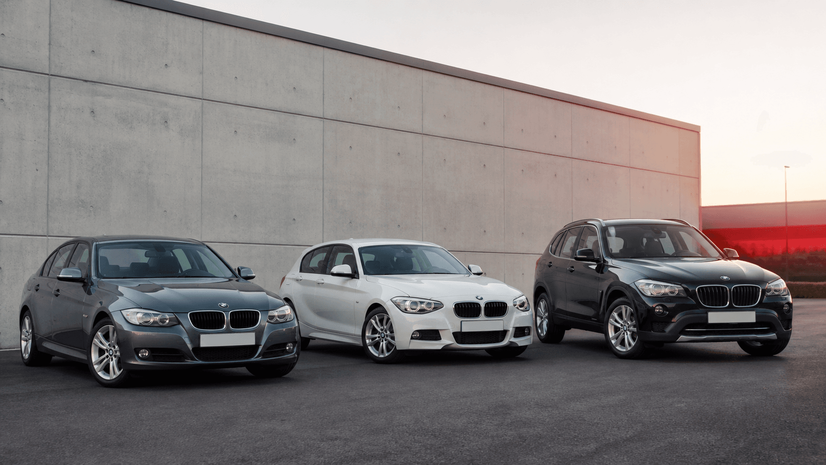 BMW compacto usado en una escena editorial
