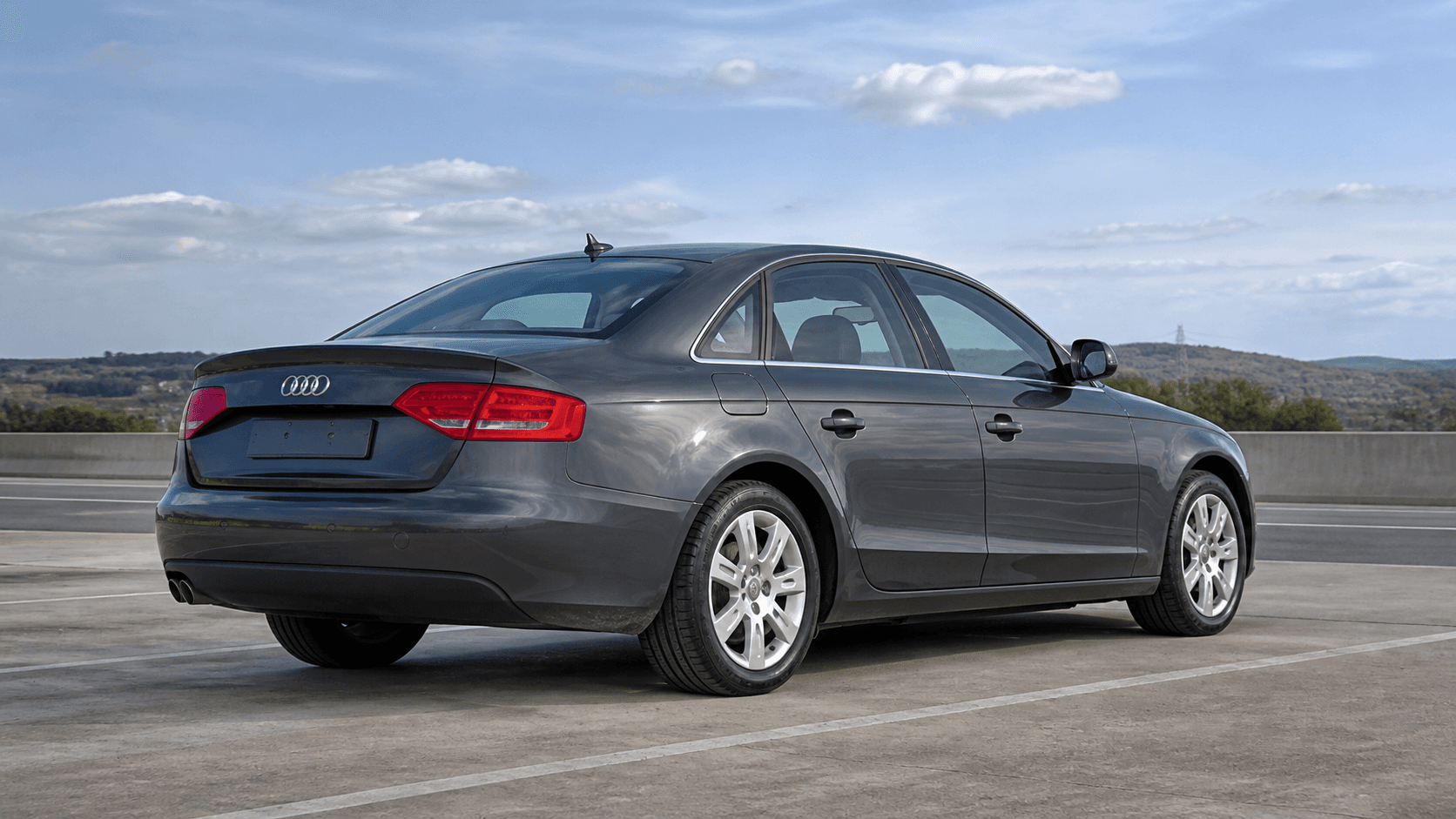Audi A4 B8 2.0 TDI gris en un area de descanso