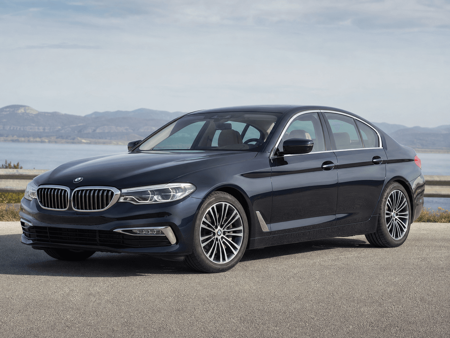 BMW Serie 5 G30 530i B48 junto a la costa